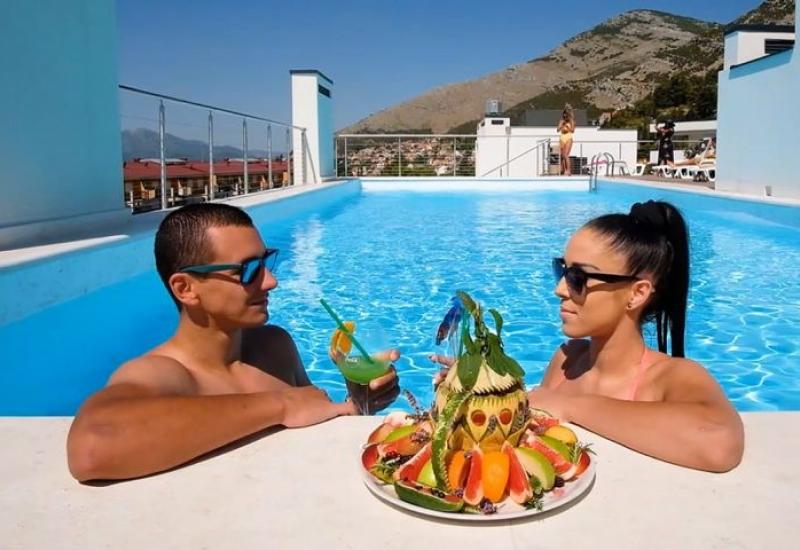 Prvi kupači na krovnim bazenima luksuznog naselja SPK Centar u Trebinju